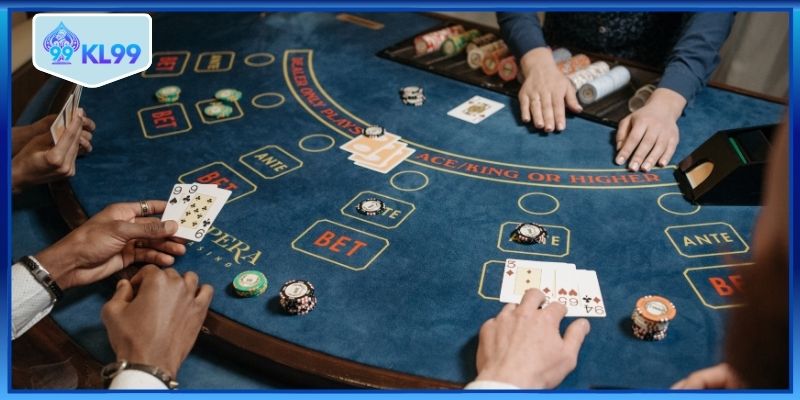 Nhiều người yêu thích game bài tại sảnh